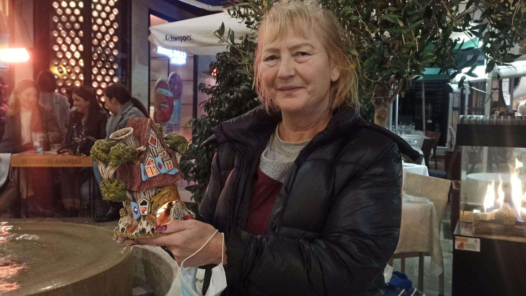 Danga cruzó Europa sola por su familia: ahora vende sus portavelas artesanales en las calles de Málaga.