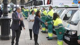 La alcaldesa en la presentación de la nueva flota de vehículos de limpieza viaria en una foto de archivo.