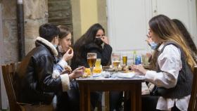 Ciudadanos en la terraza de un bar de Lugo