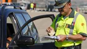 La Guardia Civil multa a un conductor.