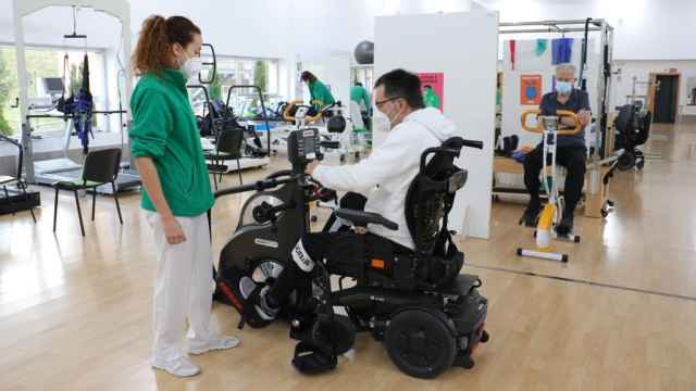 Ken Mizukubo durante una sesión de rehabilitación en la Fundación del Lesionado Medular de Madrid.