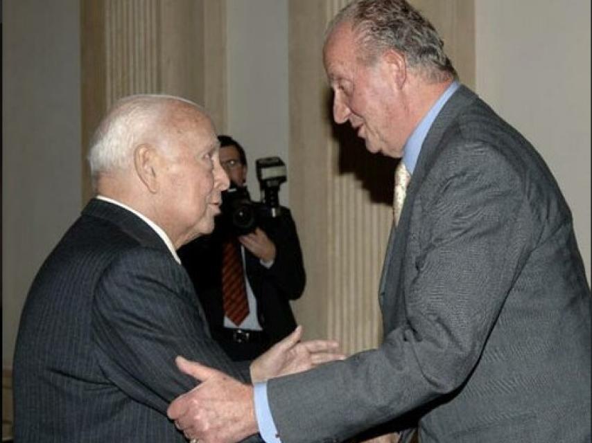 Jesús Polanco saluda al rey Juan Carlos I.