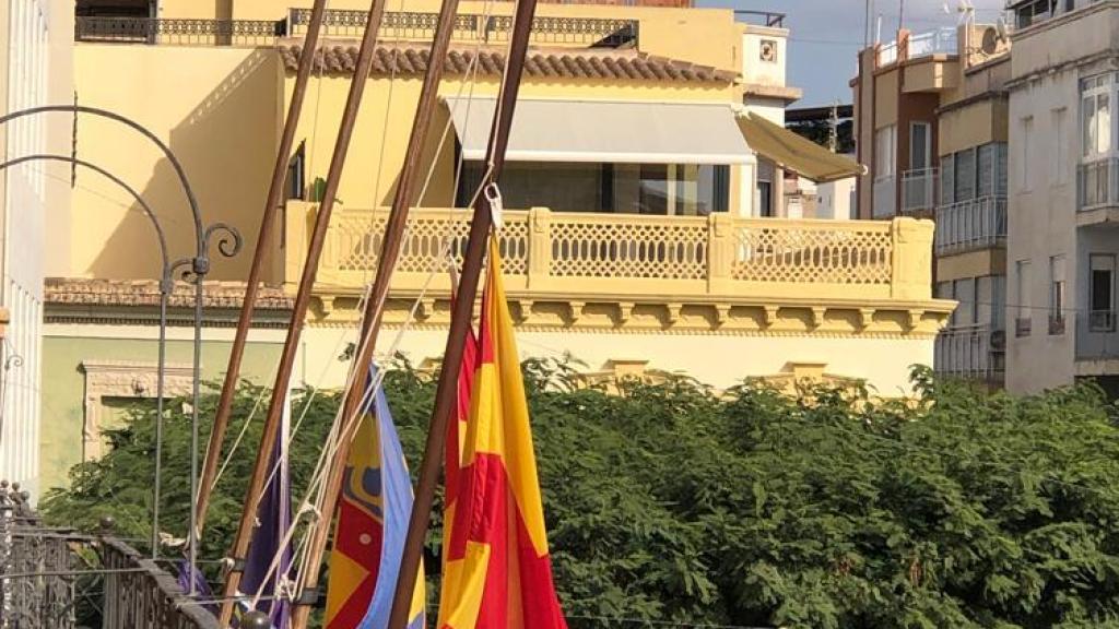 Banderas a media asta  por el crimen. Se han decretado tres días de luto.