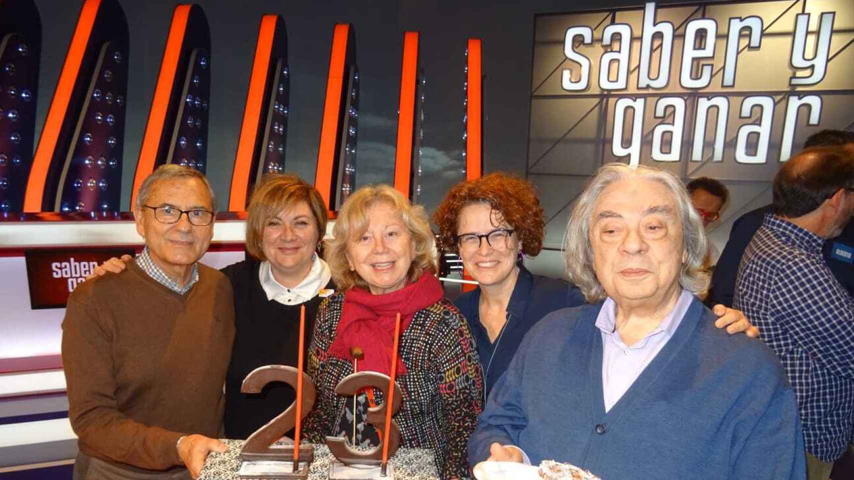 El equipo detrás de 'Saber y Ganar', durante la gala por su 23 aniversario (2020).