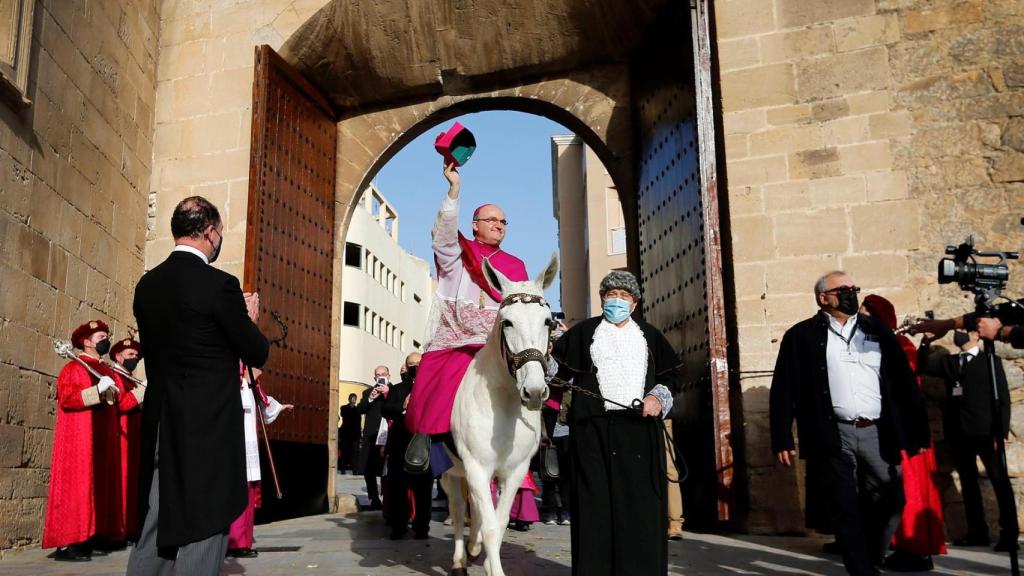 Munilla entrando en Orihuela, este sábado.