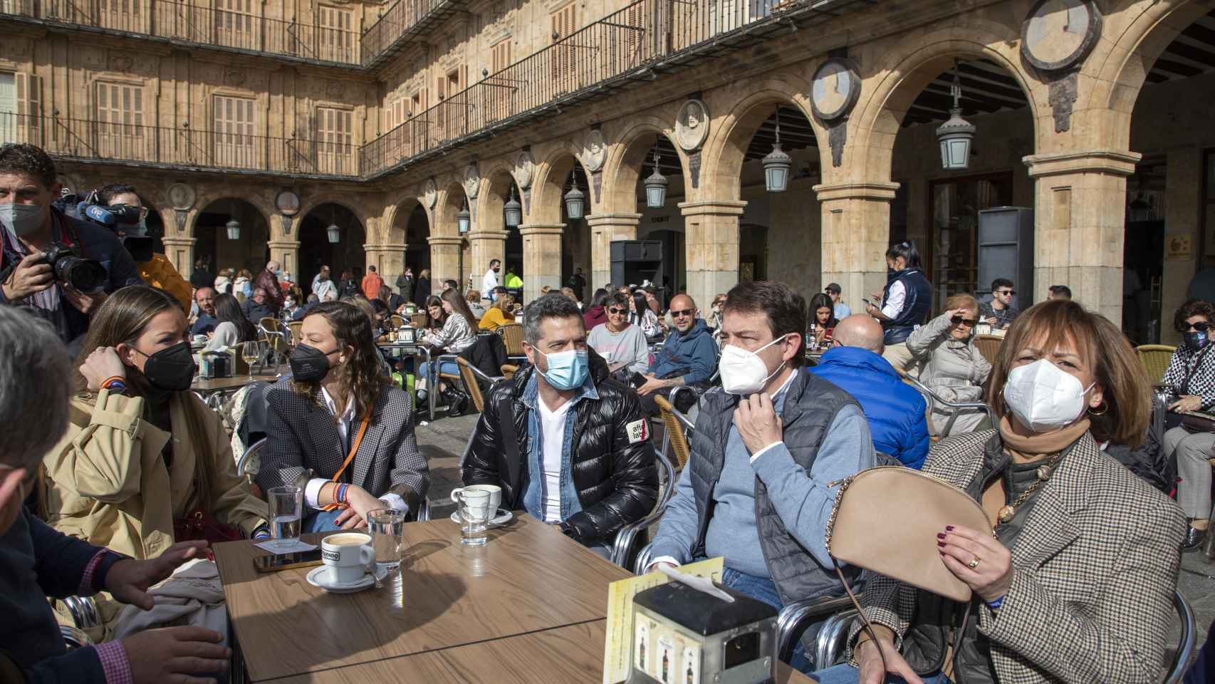 El candidato a la presidencia de la Junta, Alfonso Fernández Mañueco, en la jornada de reflexión, en una terraza de la plaza mayor de Salamanca con su familia y amigos.