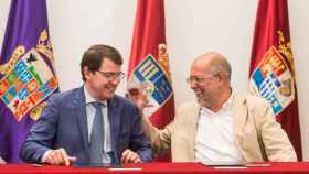 Alfonso Fernández Mañueco y Francisco Igea firman el acuerdo entre PP y Ciudadanos