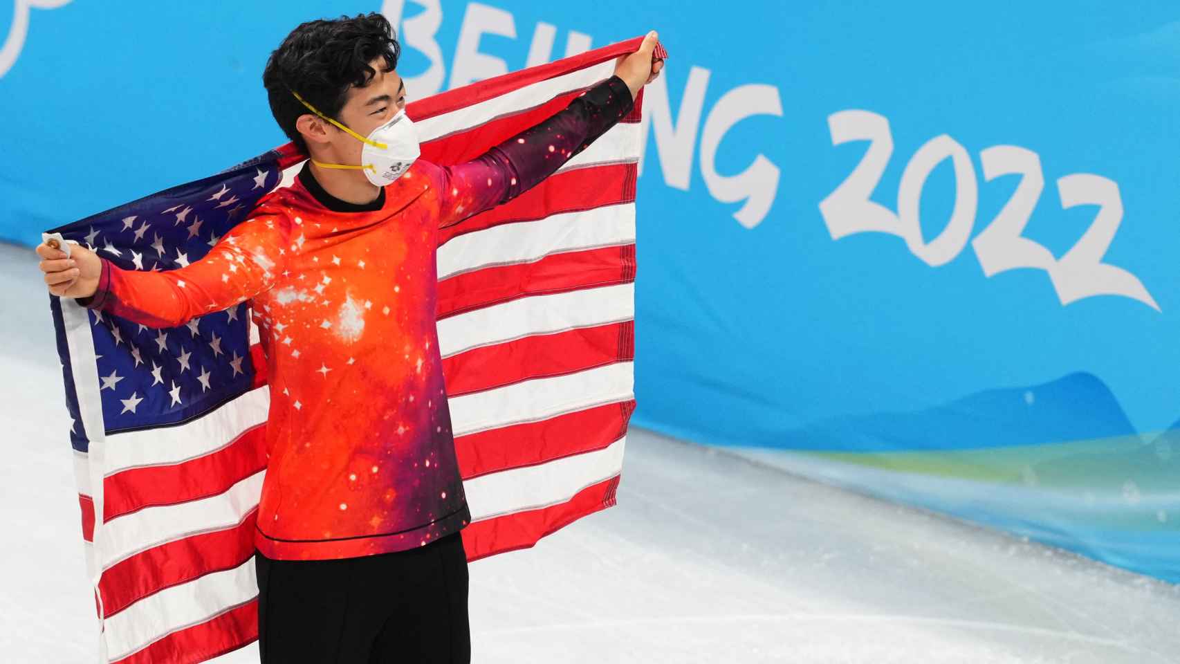 Nathan Chen celebrando su oro en los JJOO de Invierno de 2022 en Pekín