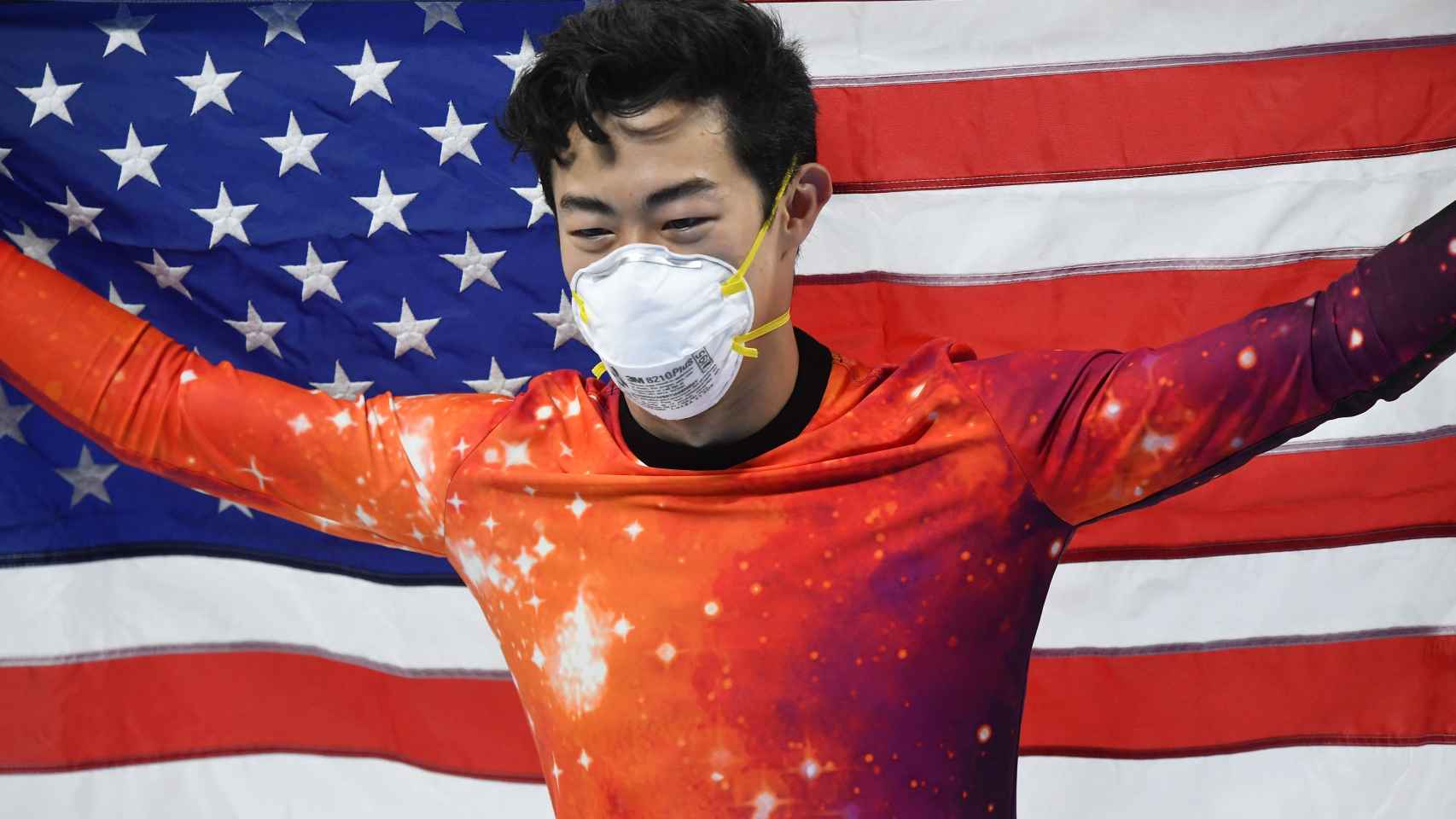 Nathan Chen celebrando su oro olímpico con la bandera de Estados Unidos