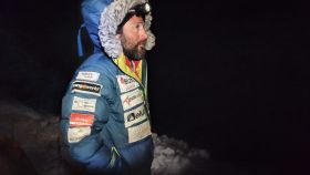Alex Txikon en la fría noche del Manaslu