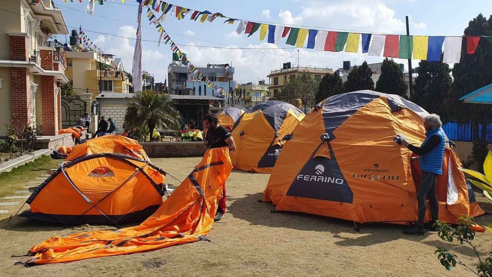La expedición de Alex Txikon reparando todo su equipo tras llegar a Katmandú