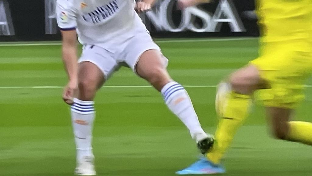 Dura entrada de Marco Asensio sobre Iborra