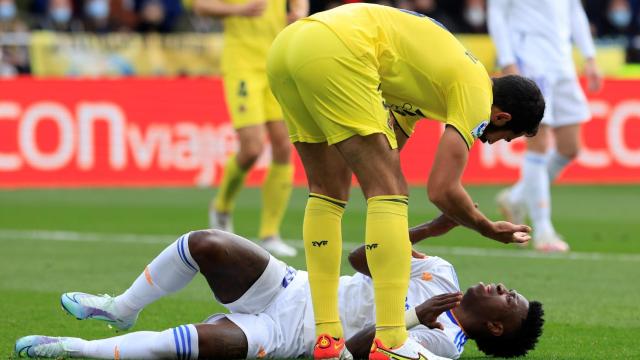 Raúl Albiol se encara a Vinicius, tendido sobre el césped