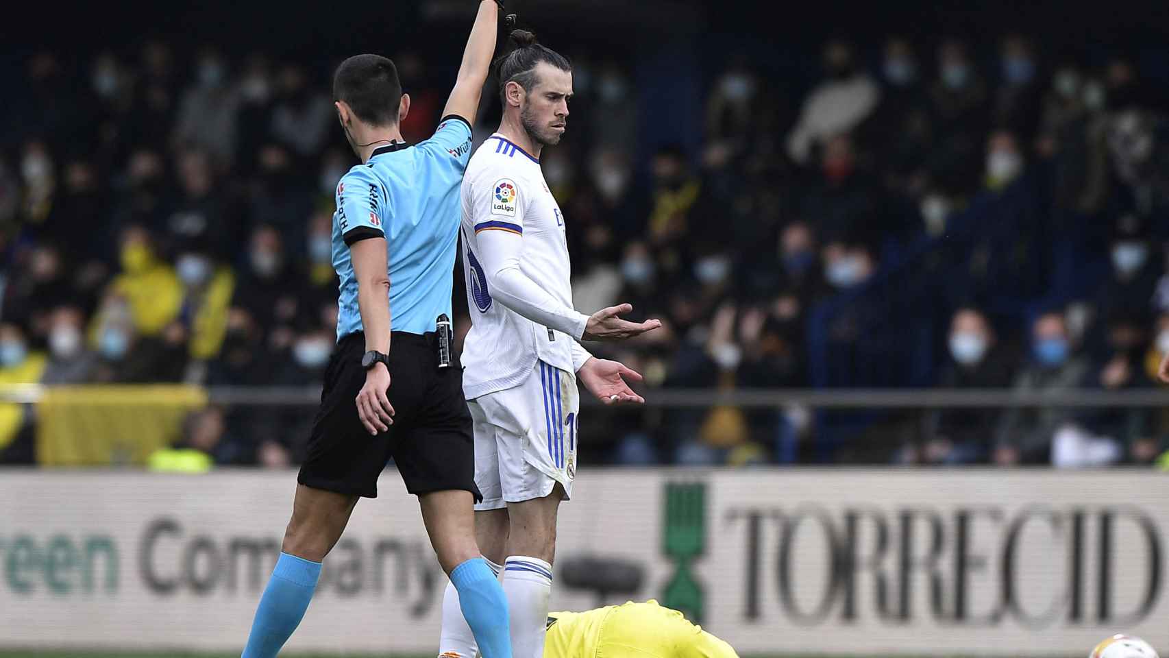 José María Sánchez Martínez muestra la tarjeta amarilla a Gareth Bale