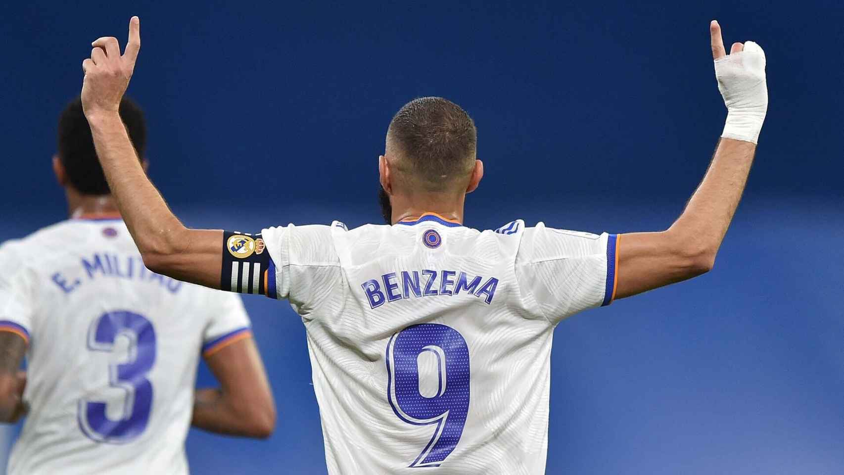 Karim Benzema, durante un partido celebrando un gol.