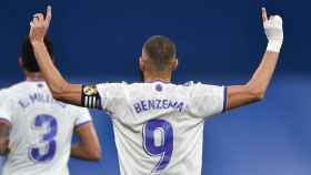 Karim Benzema, durante un partido celebrando un gol.