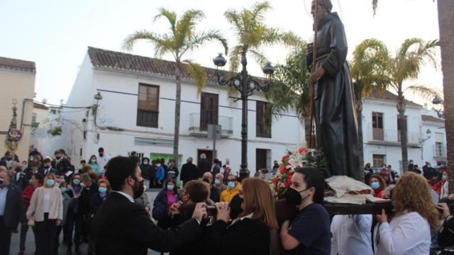 Los vecinos de Alhaurín de la Torre procesionan a San Francisco de Paula.