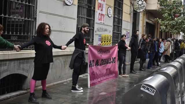 Una imagen tomada durante la cadena humana hecha alrededor de la Casa Invisible.