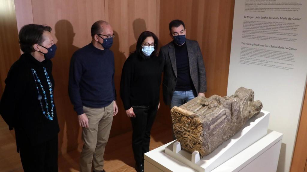 El conselleiro de Cultura, Educación e Universidade, Román Rodríguez, visita la estatua