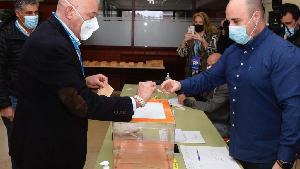 Jesús Julio Carnero durante su votación en Simancas