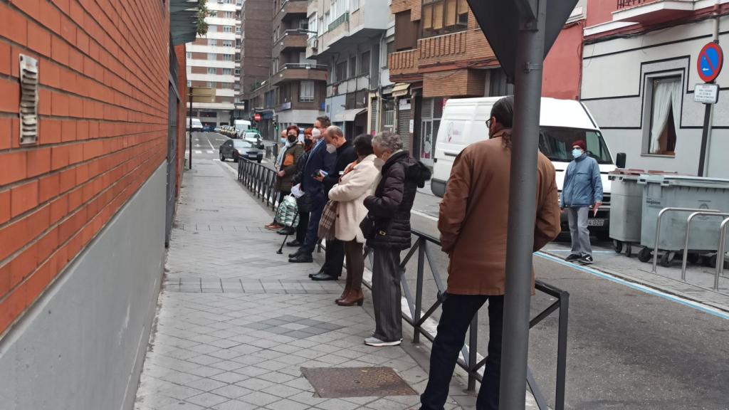 Antes de que abriera el colegio electoral de la calle Panaderos, ya había gente esperando para ejercer su derecho al voto