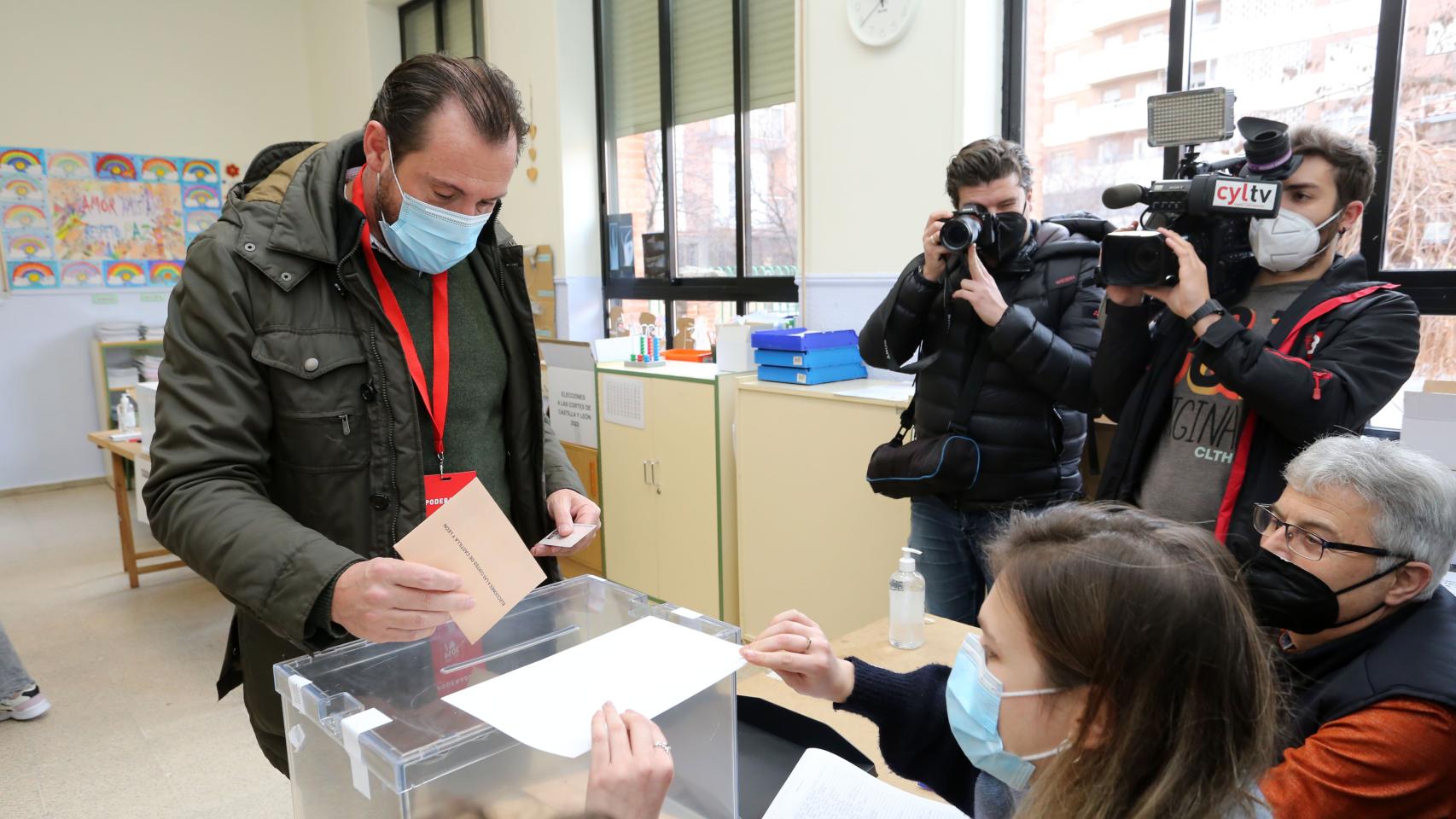 El alcalde de Valladolid, Óscar Puente, vota en su colegio electoral de la capital para las elecciones a las Cortes