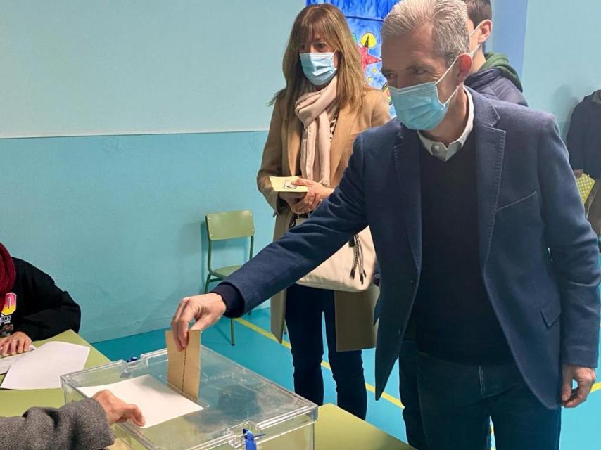 José Francisco Hernández Herrero votando en el Colegio Claudio Sánchez Albornoz