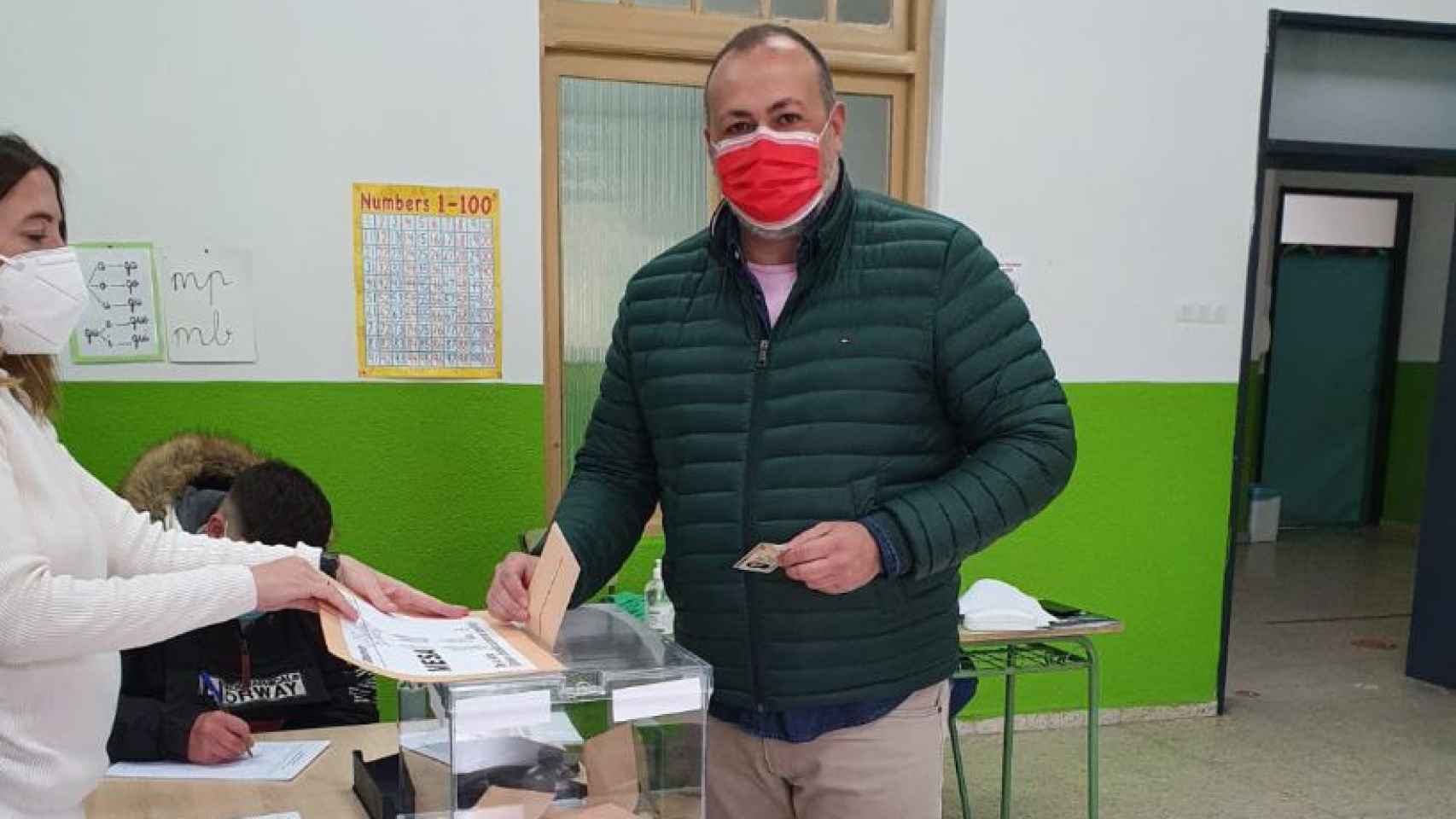 El candidato del PSOE en Ávila durante su votación en Candeleda