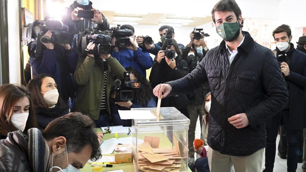 El candidato a la presidencia de la Junta de Castilla y León de Vox, Juan García-Gallardo, vota en Burgos.