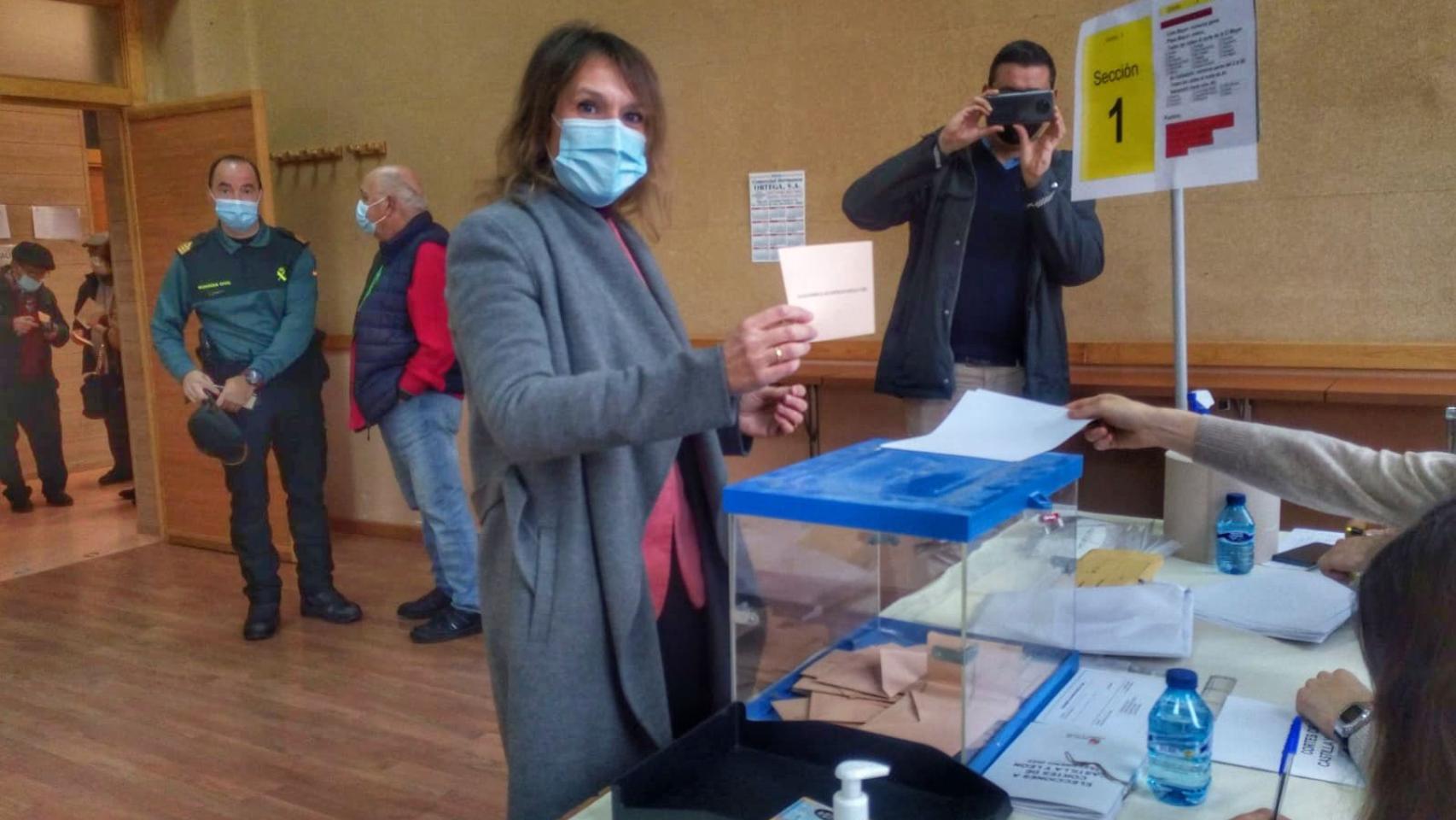 Rocío Lucas ejerciendo su derecho a voto