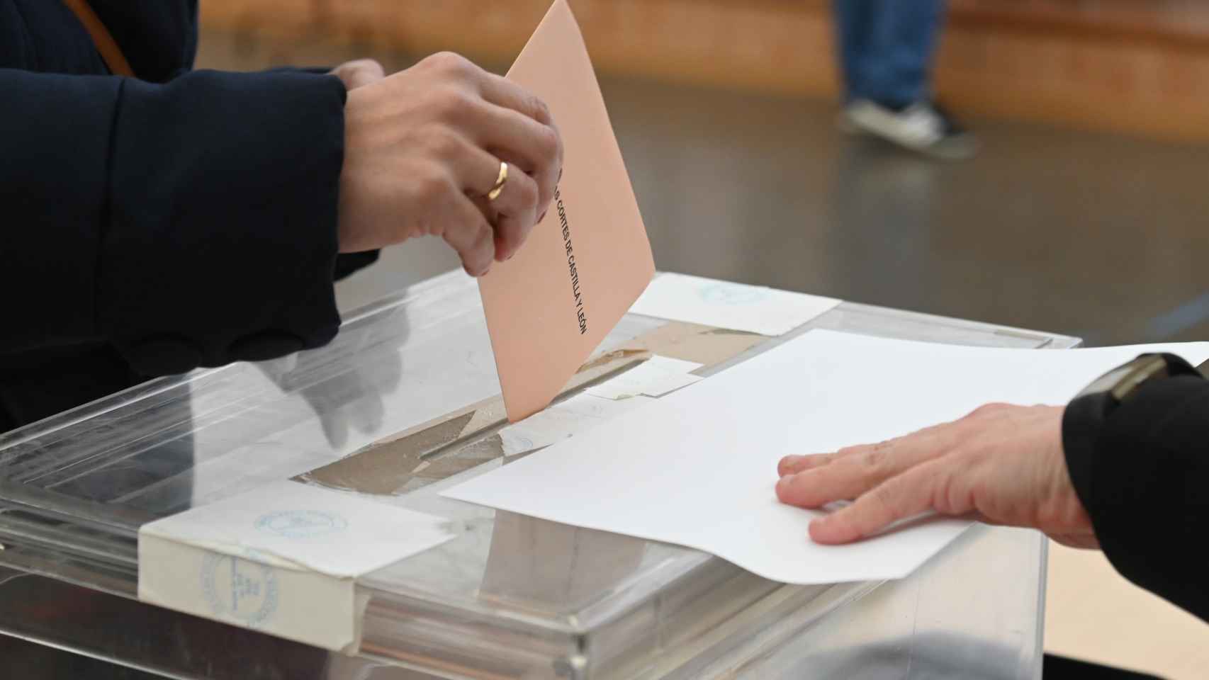 Una mujer vota en las elecciones del 13 de febrero