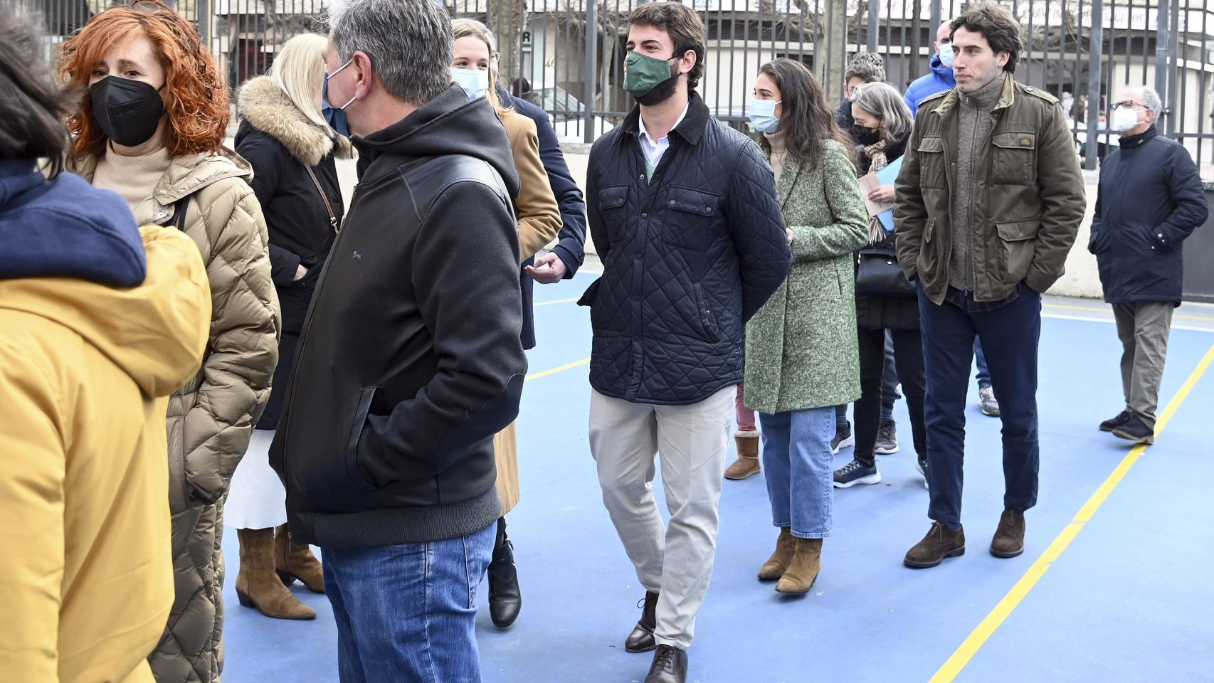 El candidato de Vox haciendo cola para ir a votar en Burgos