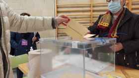Una mujer en el momento de la votación en una mesa electoral en las elecciones de Castilla y León