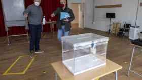 Una urna en un colegio electoral en las elecciones de Castilla y León