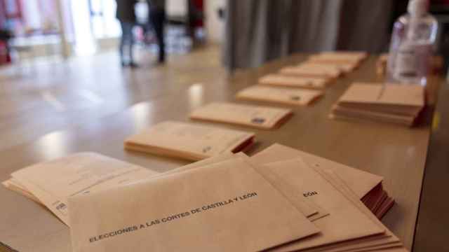 Papeletas en un colegio electoral de las elecciones de Castilla y León