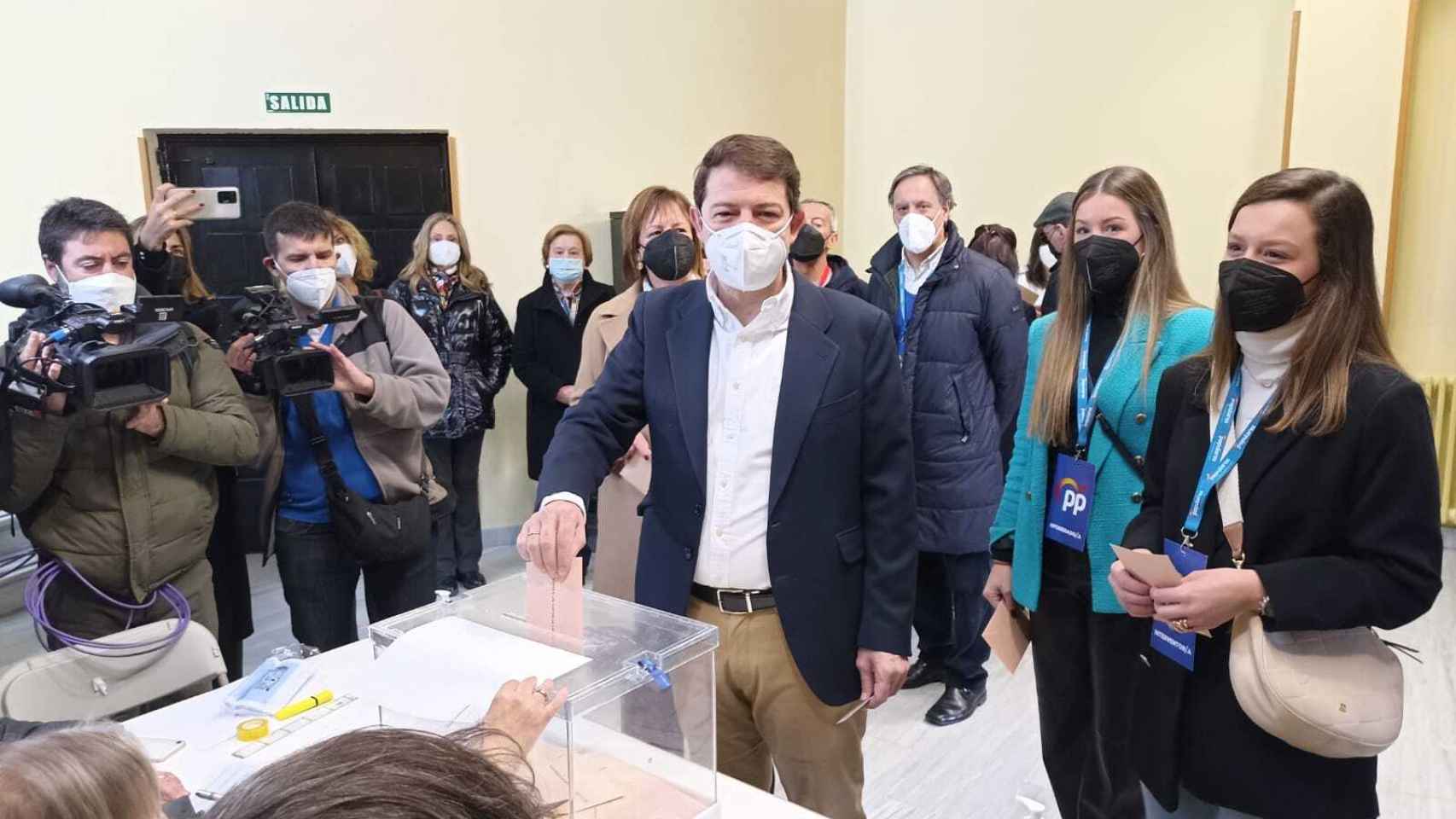 Alfonso Fernández Mañueco en el momento de la votación en las elecciones de Castilla y León