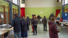 Un colegio electoral en las elecciones de Castilla y León, en Valladolid.