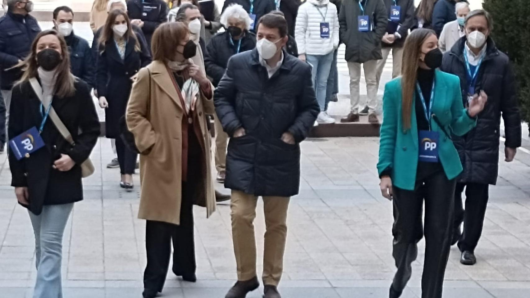 Alfonso Fernández Mañueco acude a votar en Salamanca acompañado por su mujer y sus dos hijas