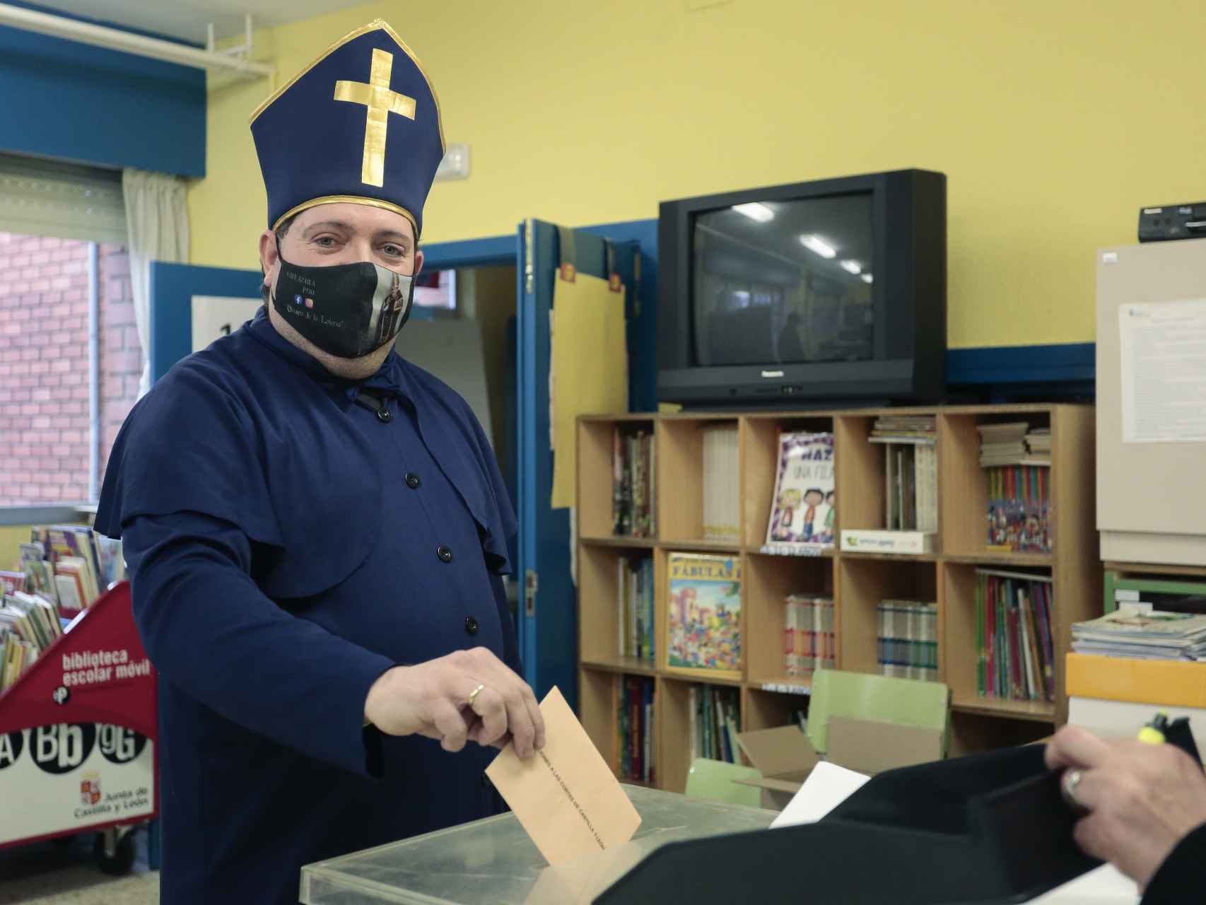 El hostelero leonés Juan López acude a votar disfrazado de obispo