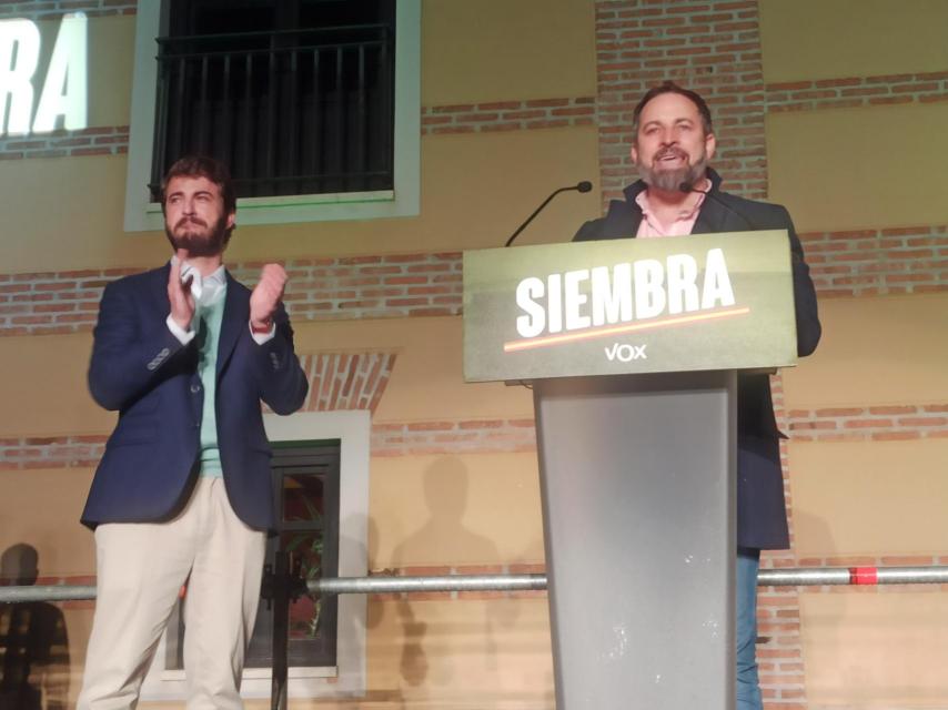 Santiago Abascal, junto Juan García-Gallardo, se dirige a los simpatizantes tras conocerse los resultados de hoy