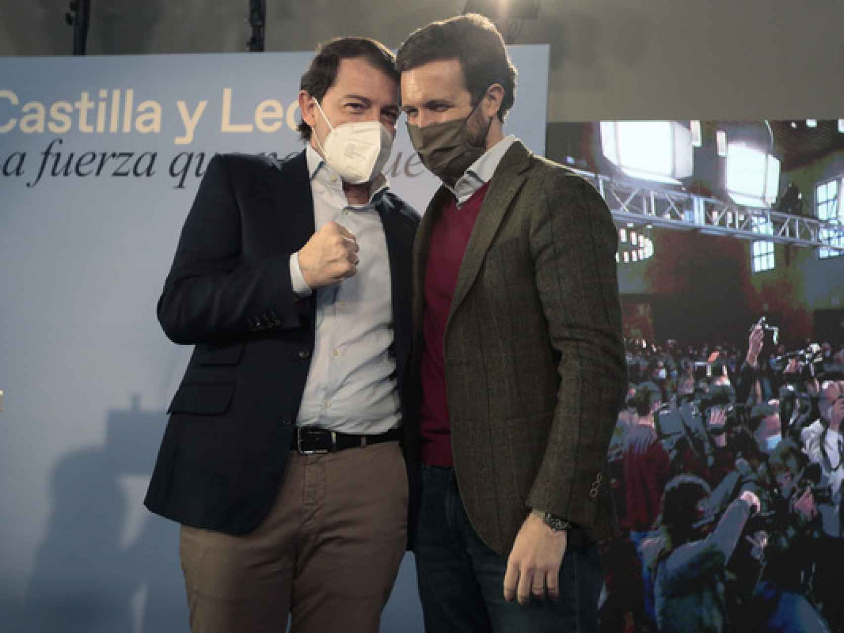 El candiato del PP, Alfonso Fernández Mañueco, con el líder del partido, Pablo Casado, en un acto en La Bañeza durante la campaña electoral.