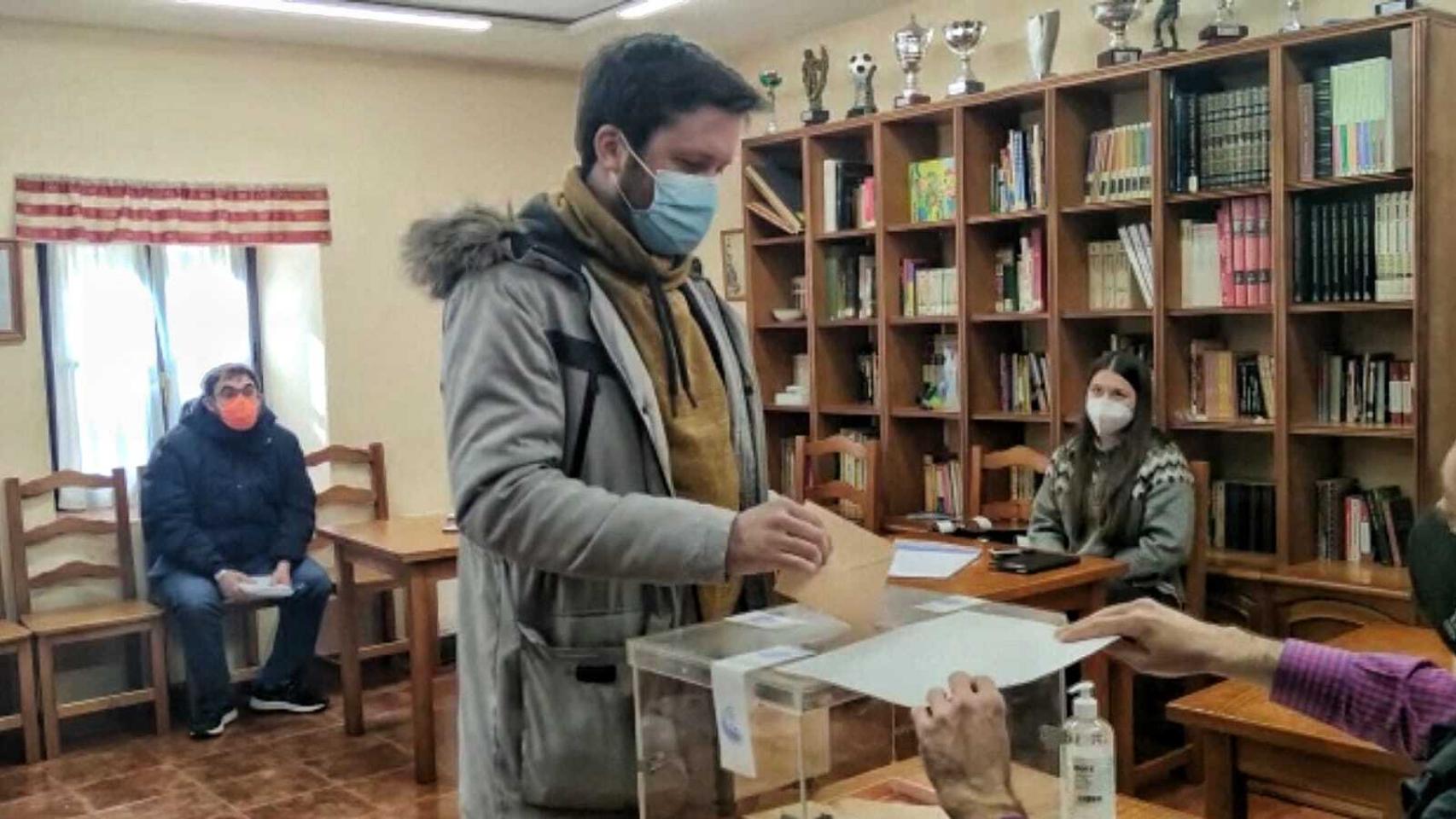 José Ramón González de Vía Burgalesa ejerciendo su derecho a voto