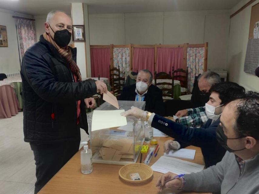 Jesús Guerrero durante su votación en Aguilar de Campoo