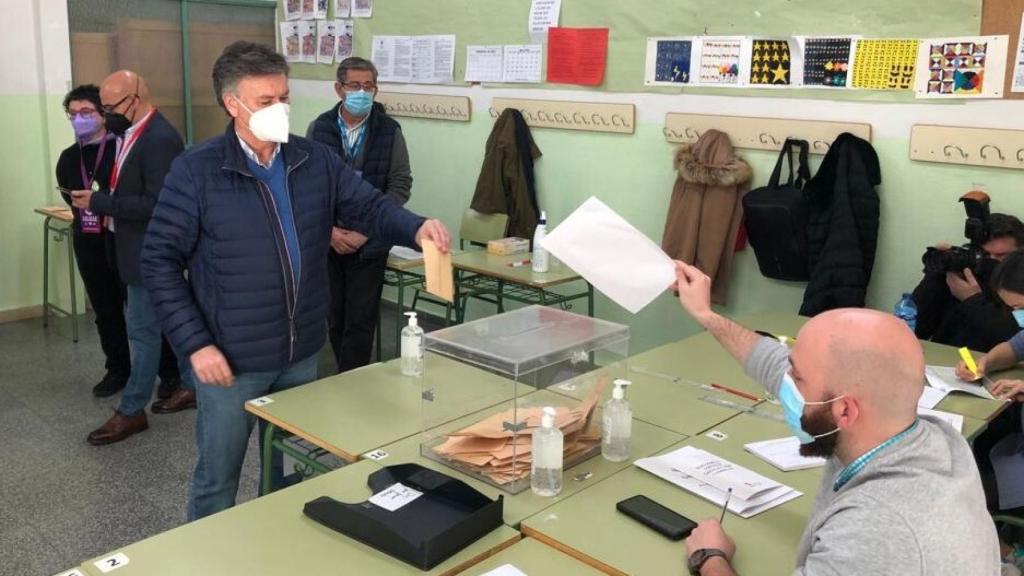 Francisco Vázquez ejerciendo su derecho al voto