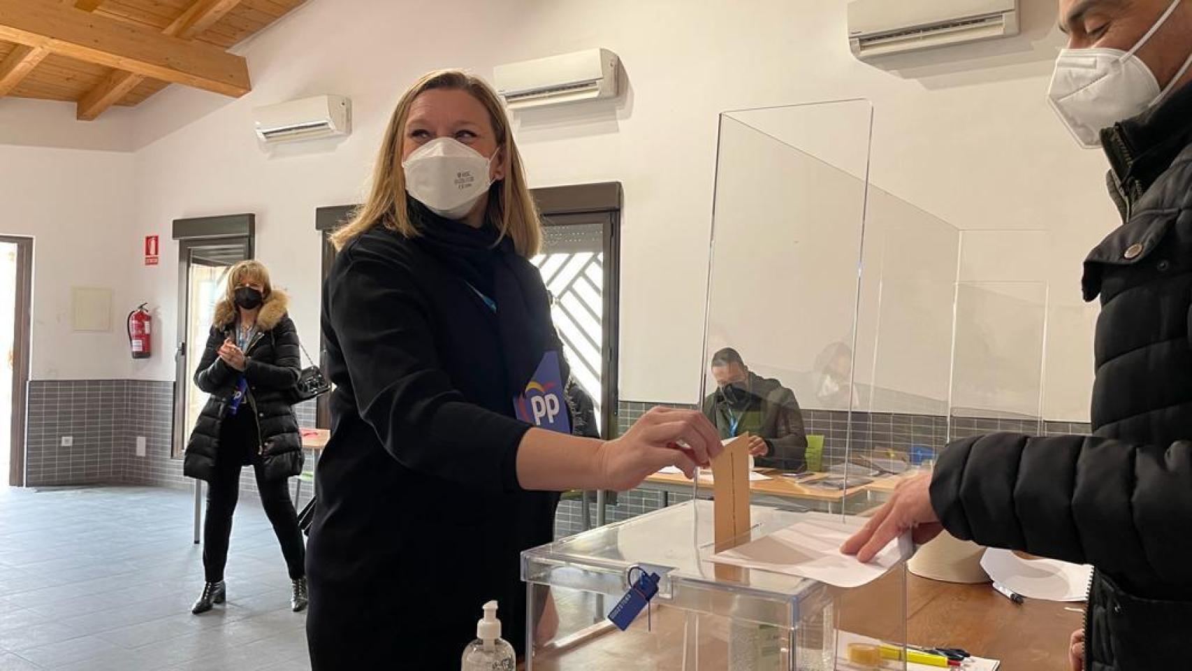 La número uno del PP a las Cortes por Zamora, Isabel Blanco vota en Monfarracinos