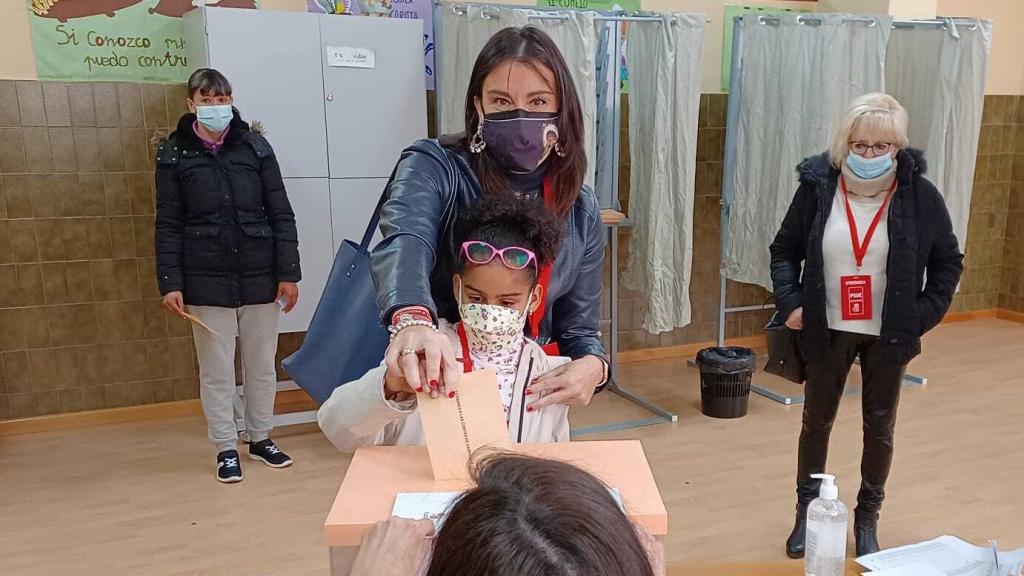 La candidata del PSOE a las Cortes por Zamora, Ana Sánchez, vota en el Colegio Alejandro Casona de Zamora capital, junto a su hija