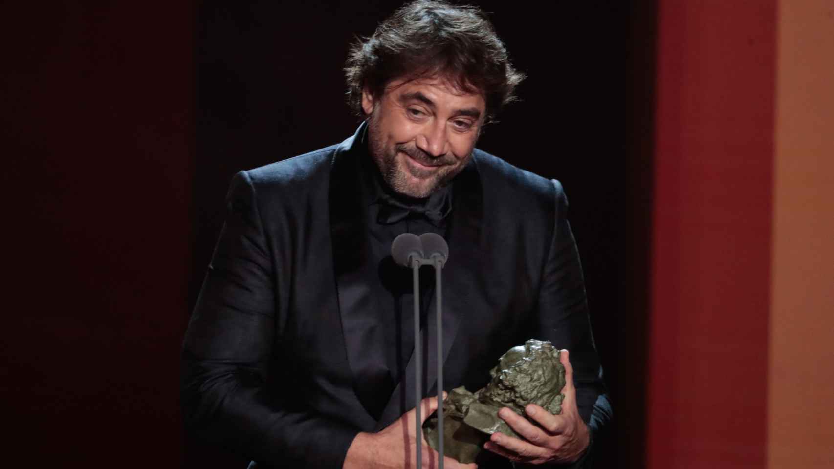 Javier Bardem con su galardón por Mejor actor protagonista.