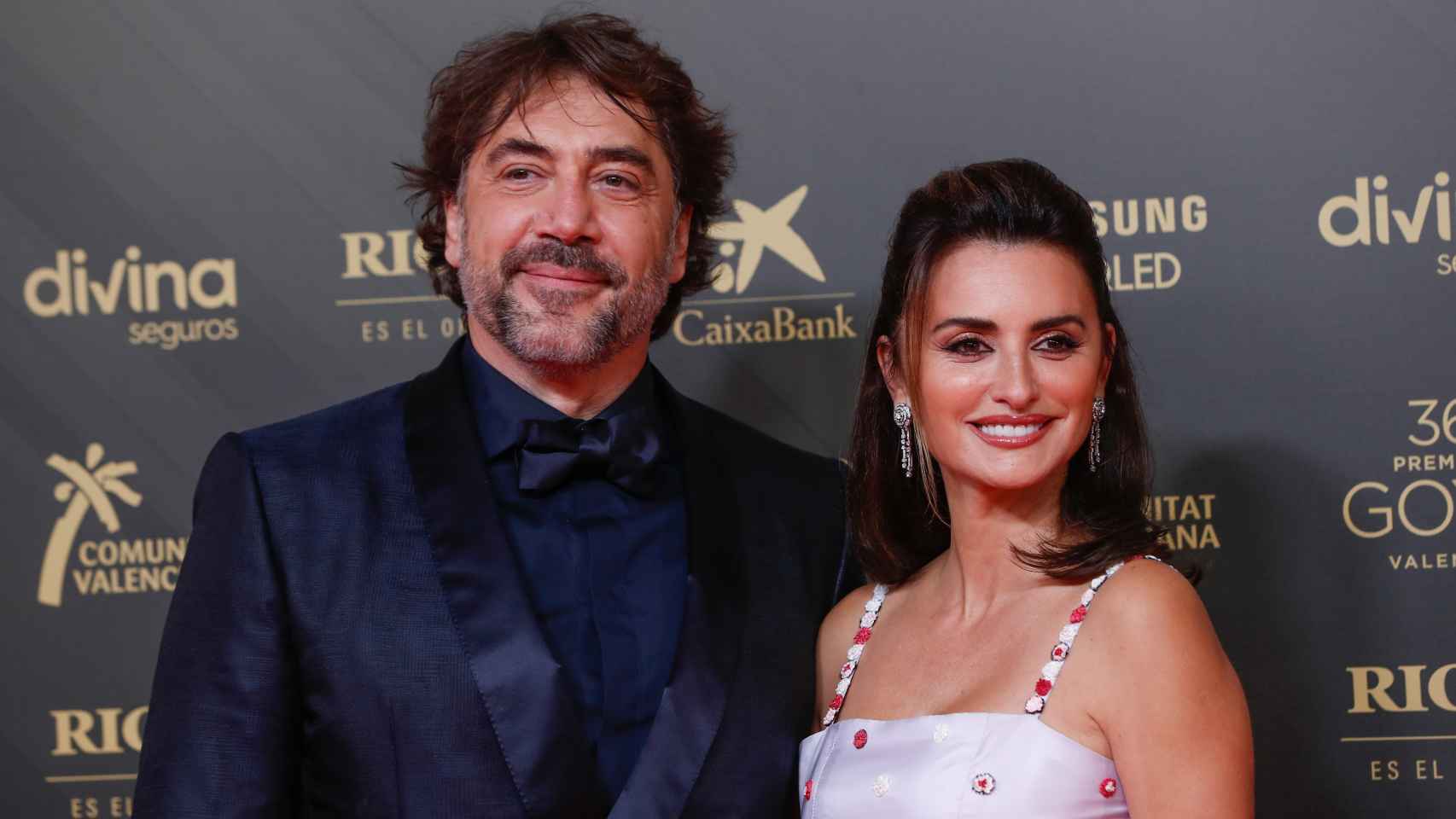 Javier Bardem y Penélope Cruz se mostraron muy cariñosos en la alfombra roja de los Premios Goya.