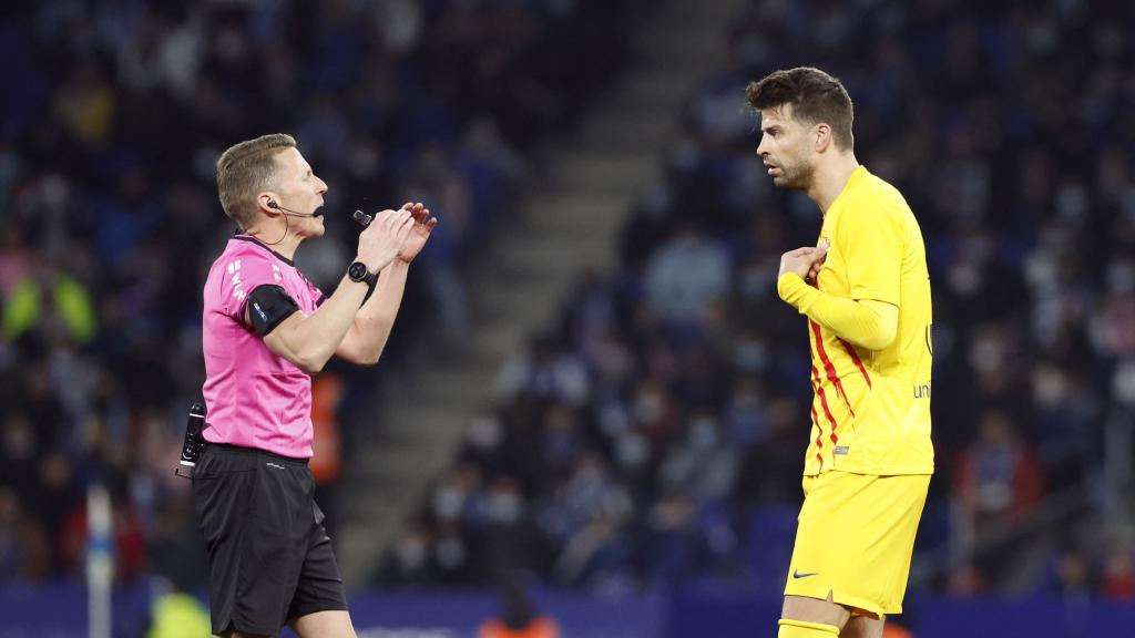 Gerard Piqué protesta una acción a Alejandro Hernández Hernández