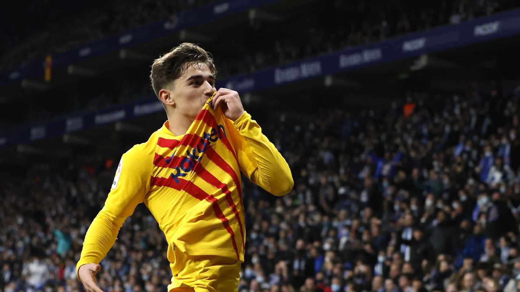 Gavi celebra su gol con el Barça besando el escudo antes de ser anulado